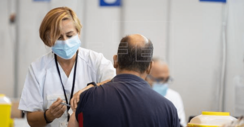 Imagen de archivo de un hombre que recibe la vacuna contra la covid-19 en el Recinto Ferial de Santa Cruz de Tenerife / EFE Ramón de la Rocha
